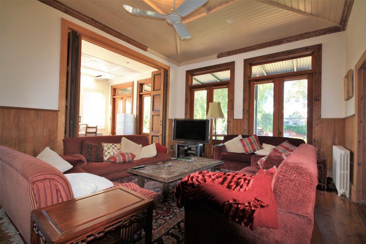 Stay in a Mansion in Yarraville with parking gallery image 4