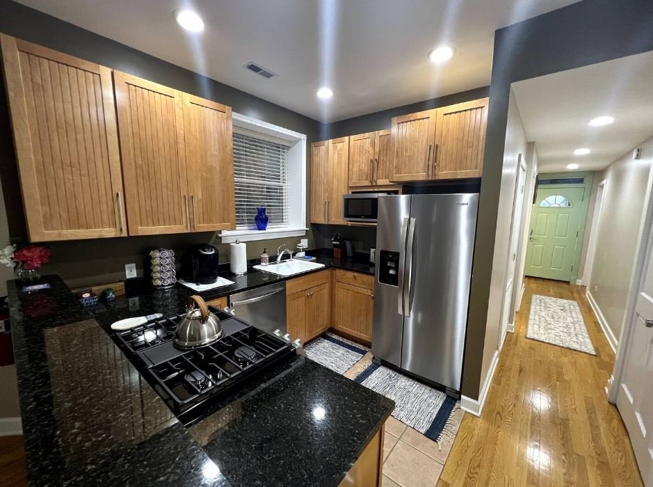 Wrigleyville Updated Condo with Free Parking gallery image 5