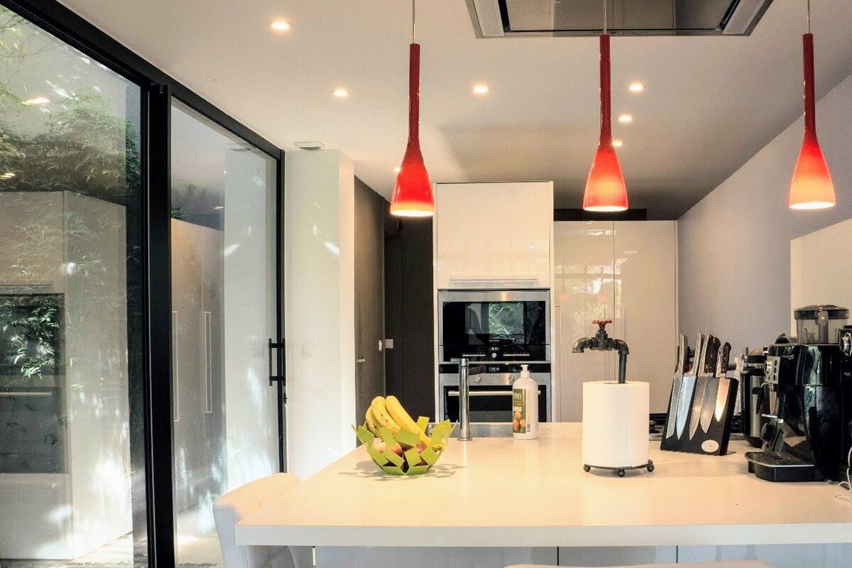 Designer house, walking distance to center, pool. gallery image 5