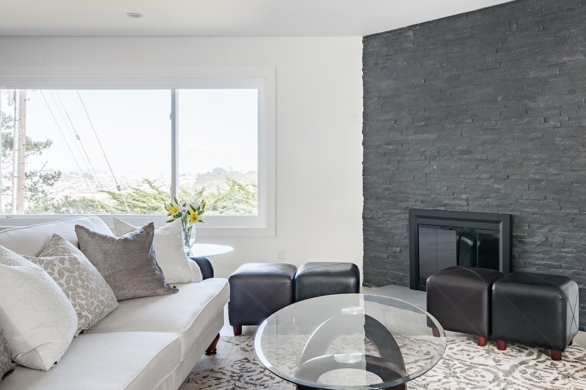 Hilltop Retreat with Panoramic Cityscape Vistas gallery image 3