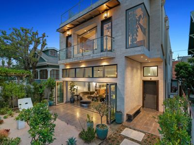 Venice Beachfront Luxury: Ocean View, Spa, Firepit