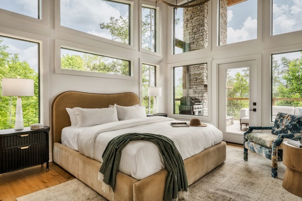 Luxury Sevierville Retreat – Sleeps 21, Pool, Hot gallery image 5