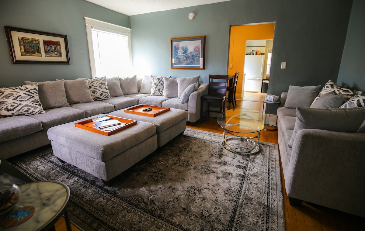 Entire 8BR Historic Mansion in the NE Arts Dist gallery image 5