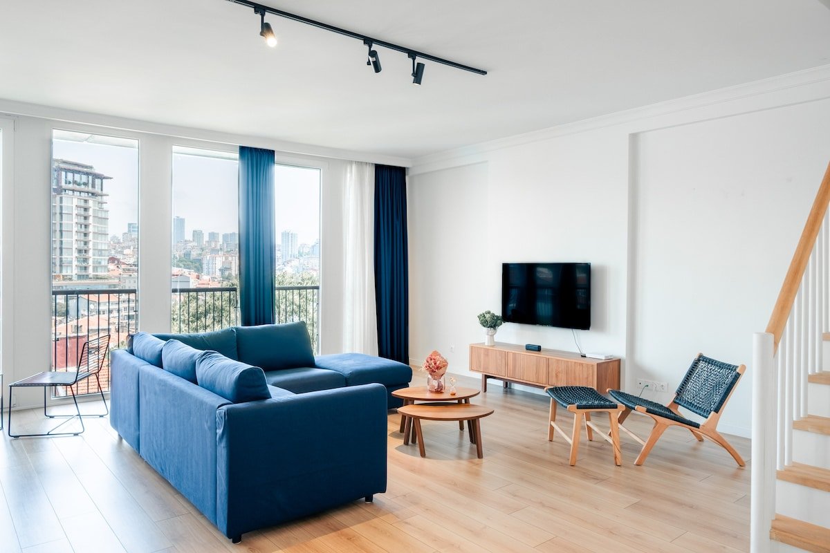 Homie Suites | 2br Duplex Penthouse w terrace #M09 gallery image 2