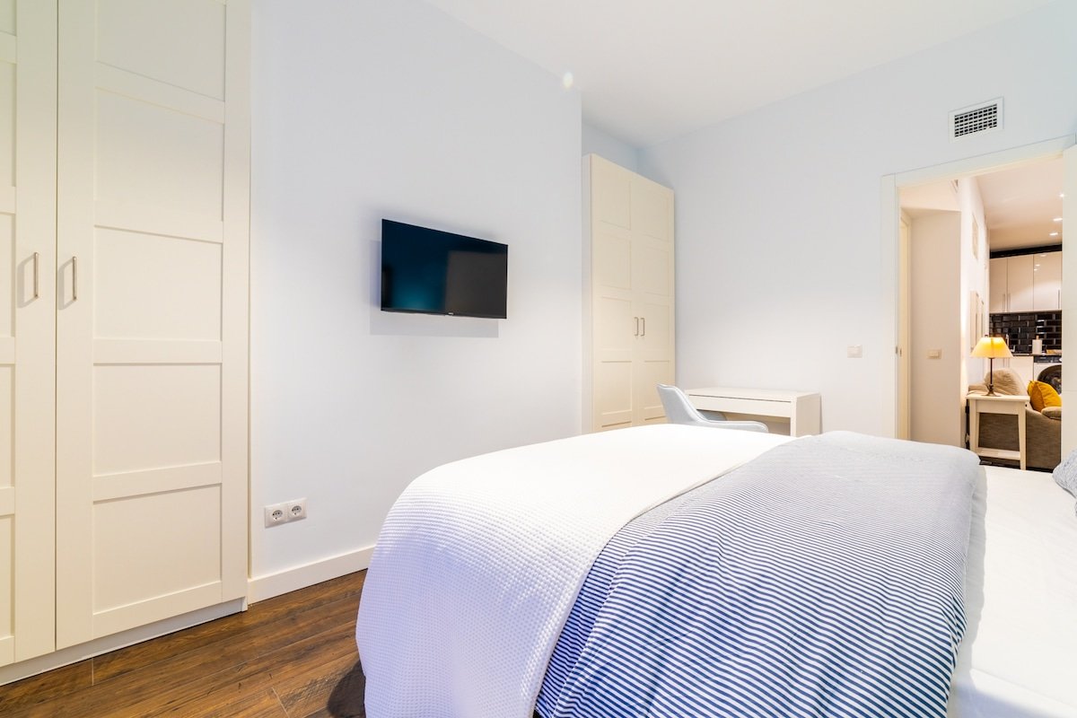 Historic Center 3 bedroom apartment-1 min to metro gallery image 5