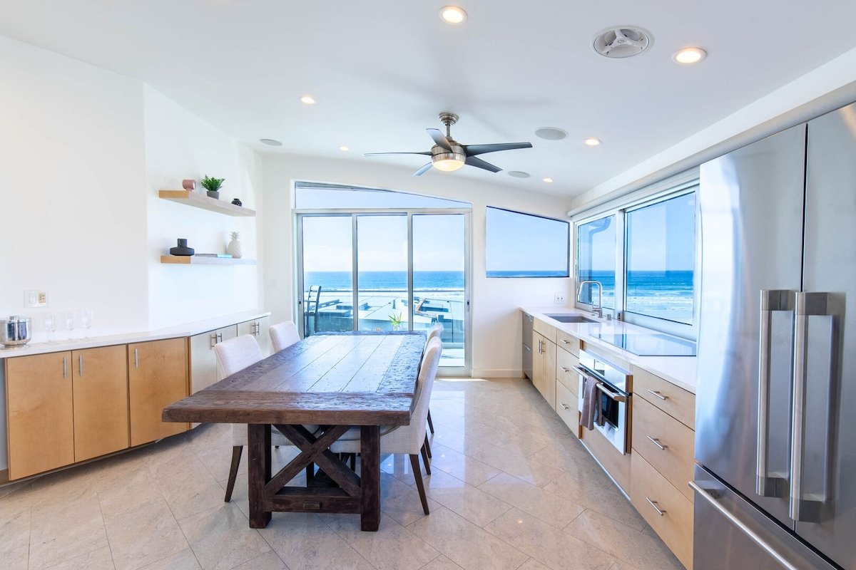Luxury Two-Level Condo | Panoramic Ocean Views gallery image 4