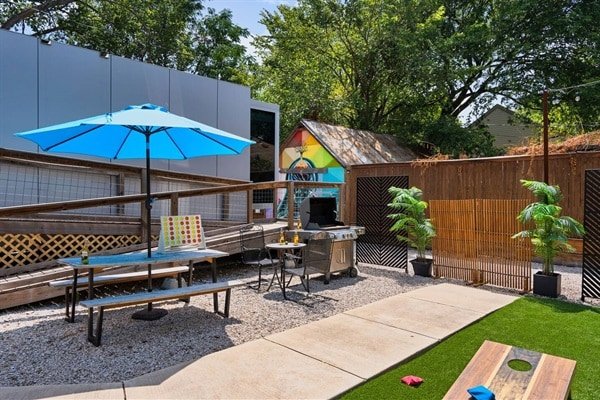 8 blocks from DT Austin Group Getaway with Pool gallery image 3