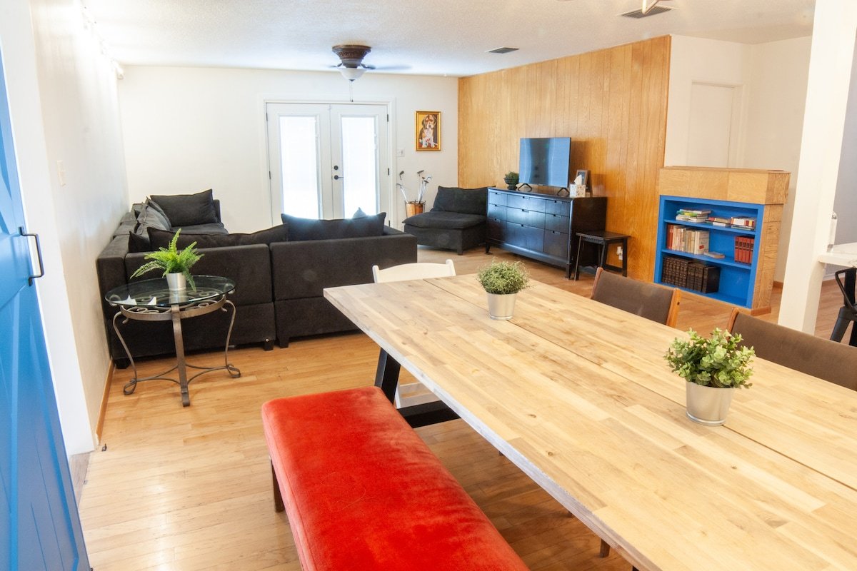 Artsy 1950s Downtown Vegas Home – Casa Bonita gallery image 5