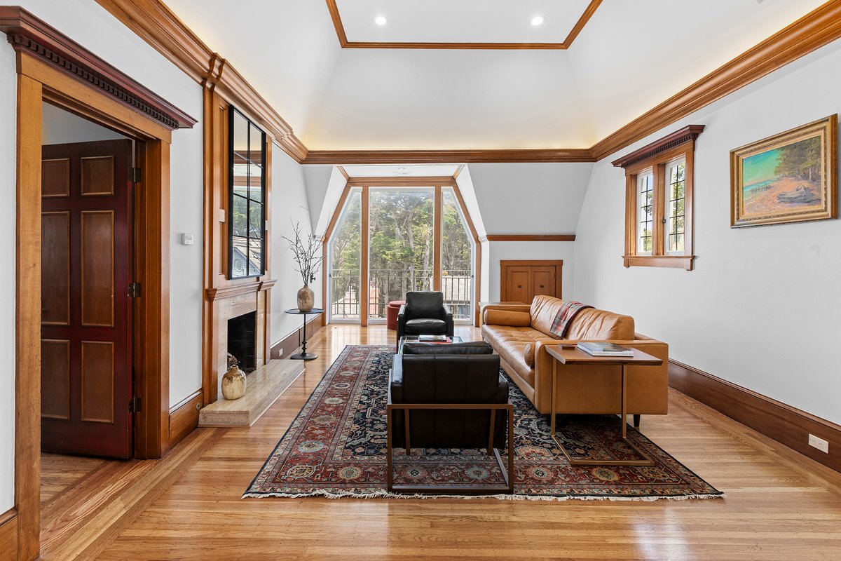 VIEW! Grand Penthouse Unit in Presidio Heights