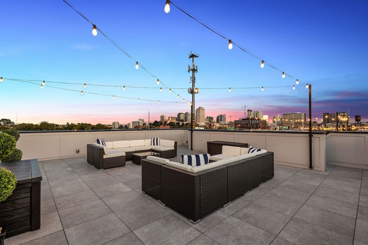Soak Up the Skyline Views! ✦ Downtown ✦ Sleeps 24! gallery image 4