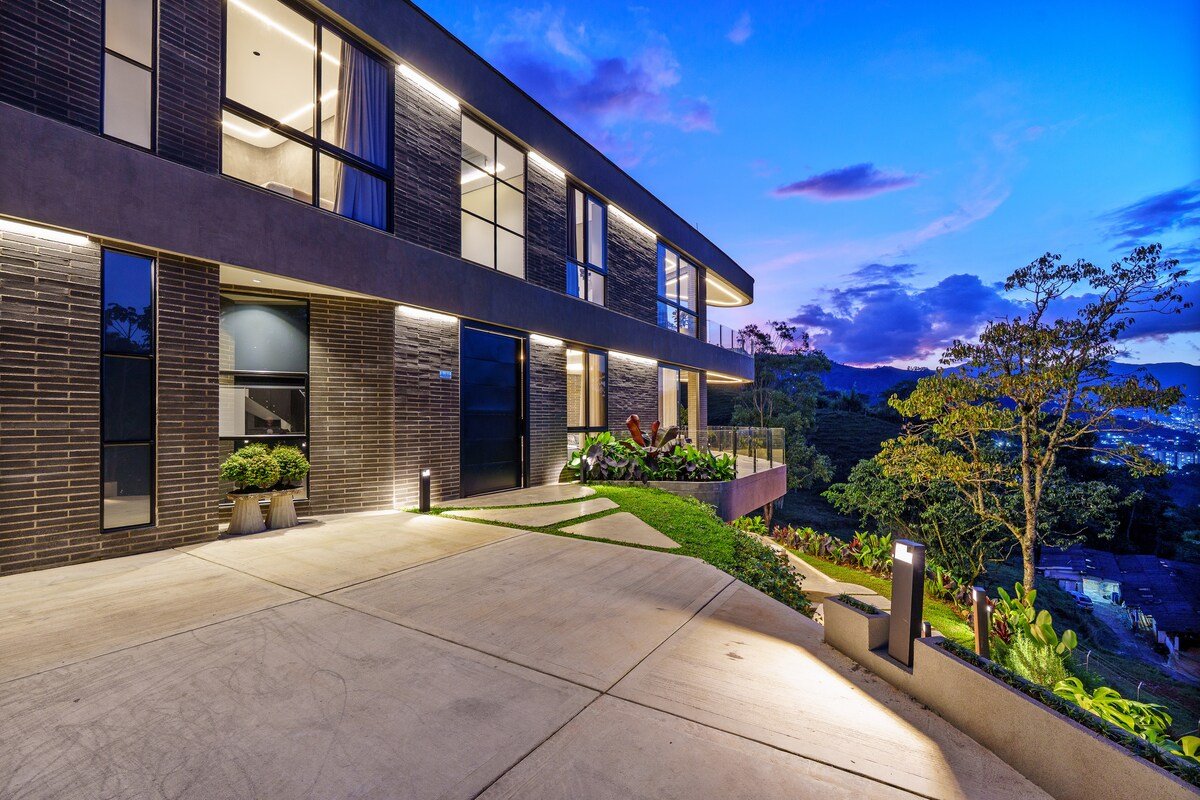 Iconic Villa • Club • Pool • View• 15 Min Provenza