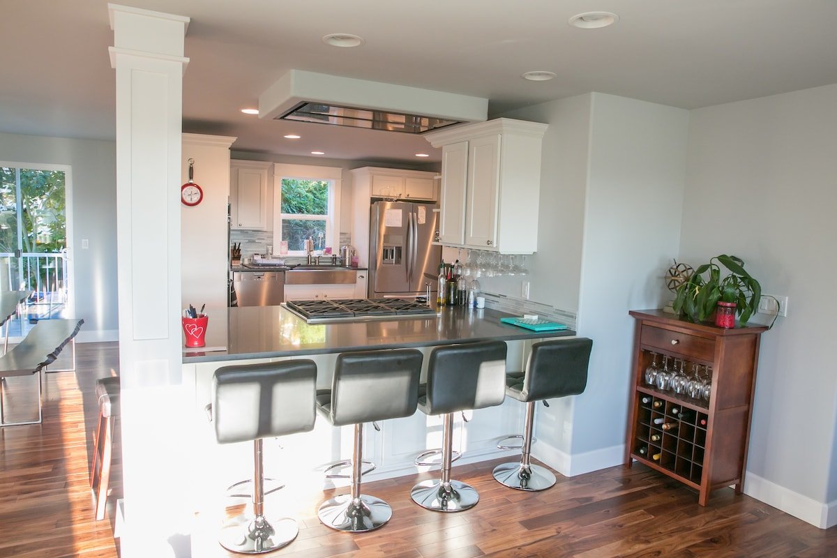 Luxury, Spacious Home +hot tub and rooftop deck gallery image 4