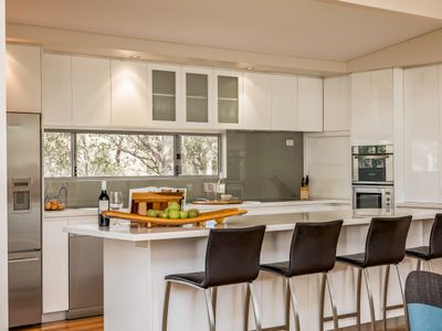 Vintners – modern spacious, 5 bdrm, nature setting