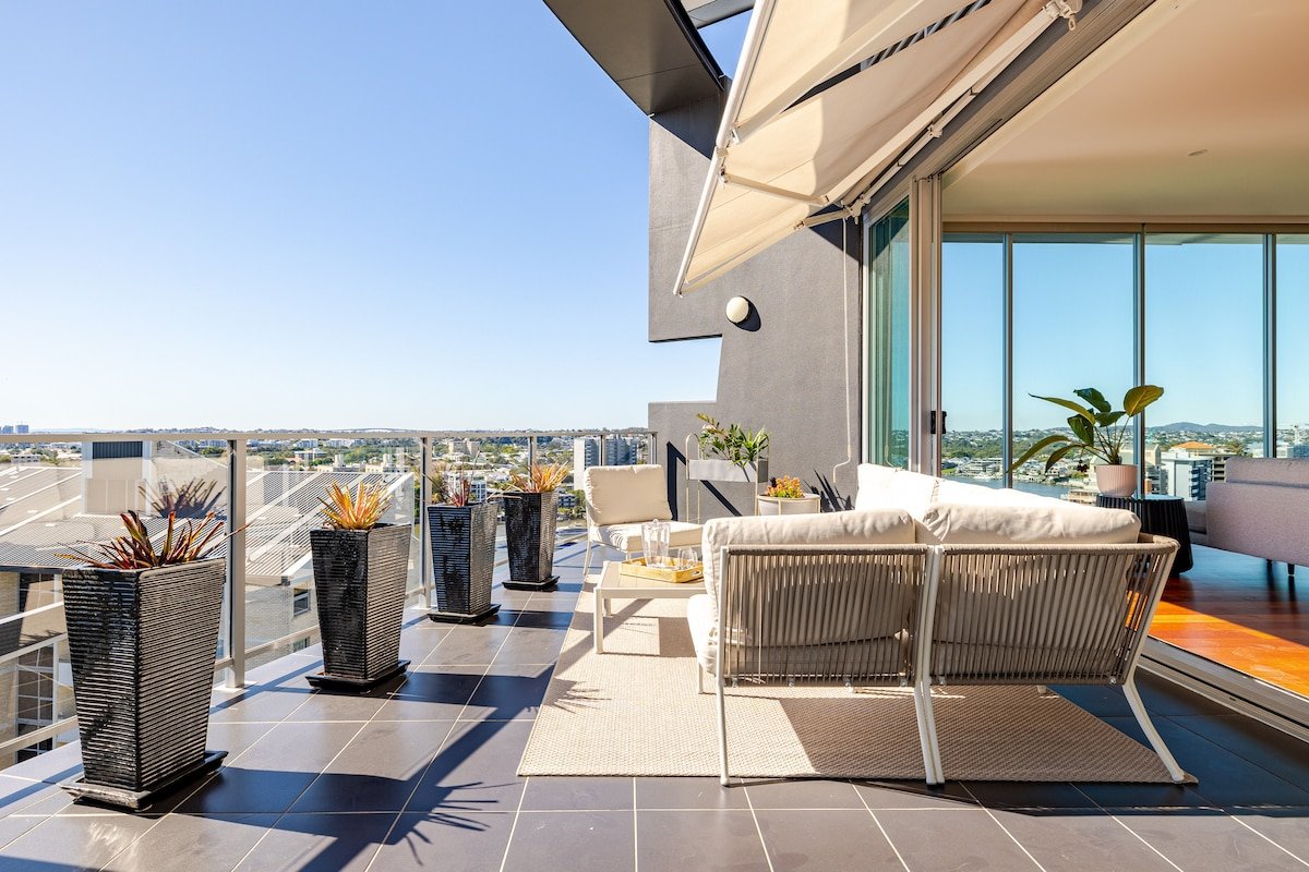 Luxurious Penthouse River Views gallery image 3