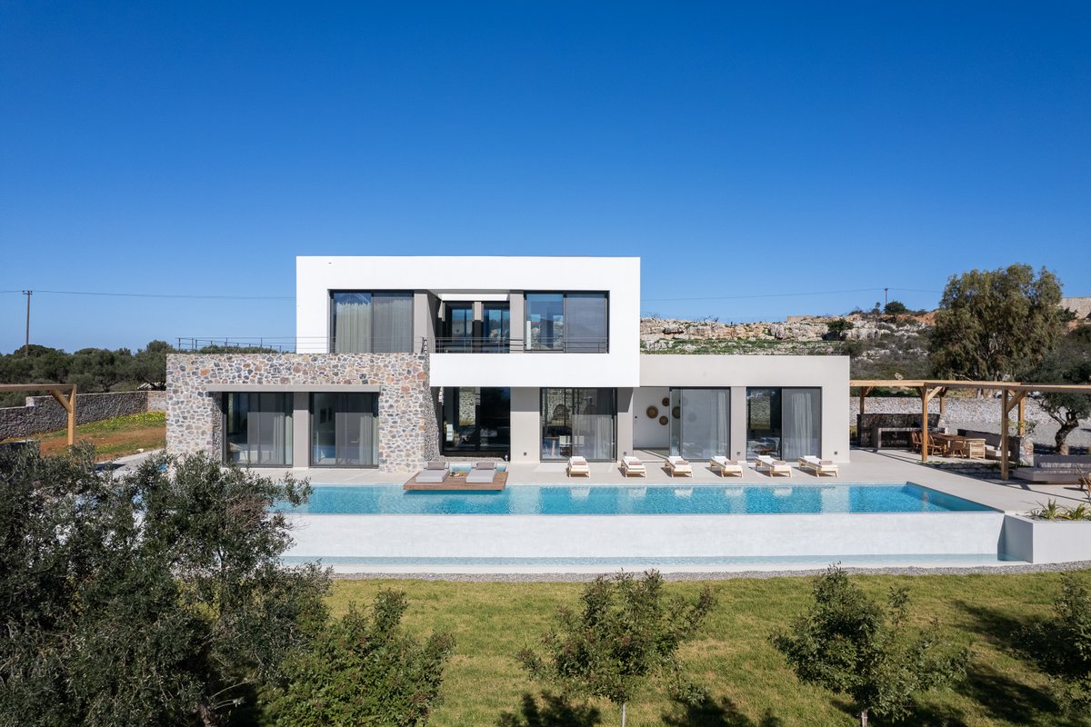 115m2 pool, daily cleaning, sauna, near beaches