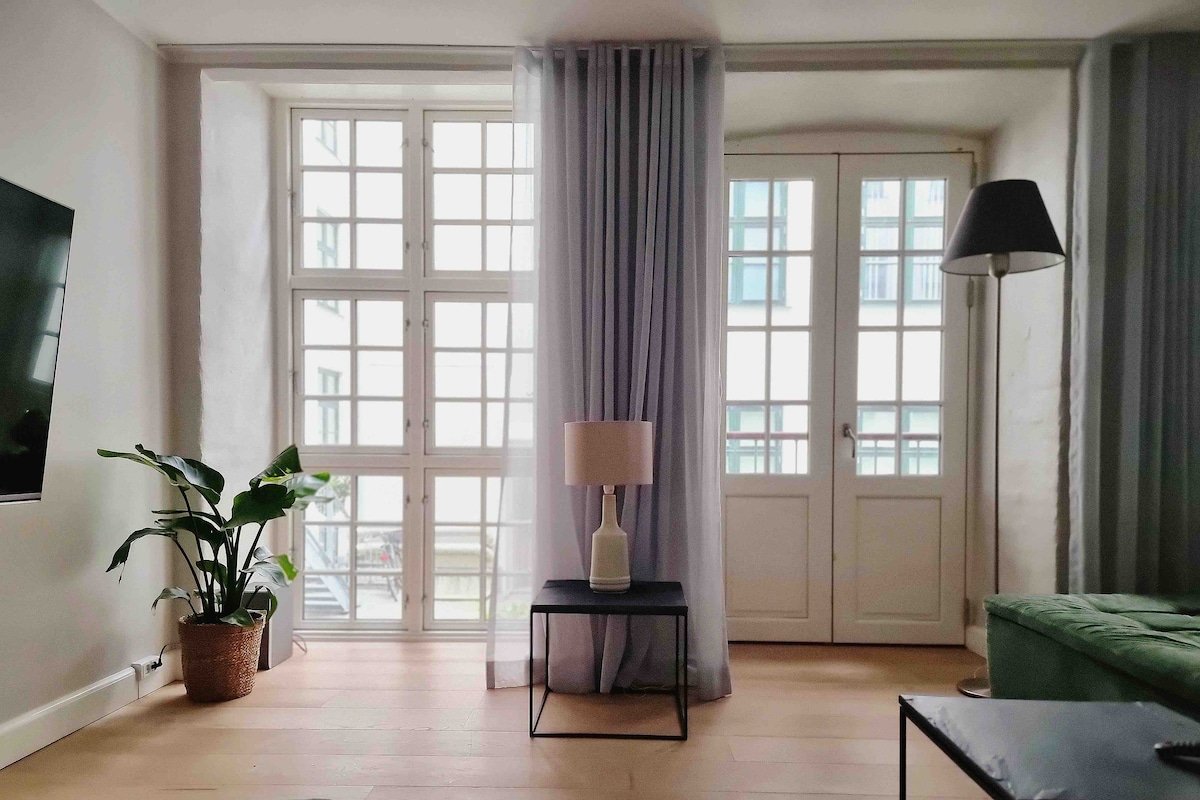 Luxury townhouse on 3 levels in the City Centre!.! gallery image 3