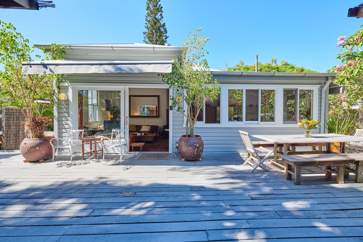 Central, outdoor bath, large summery deck.