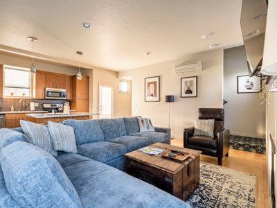 4BR • Sleeps 10 • Trendy Arts District Location