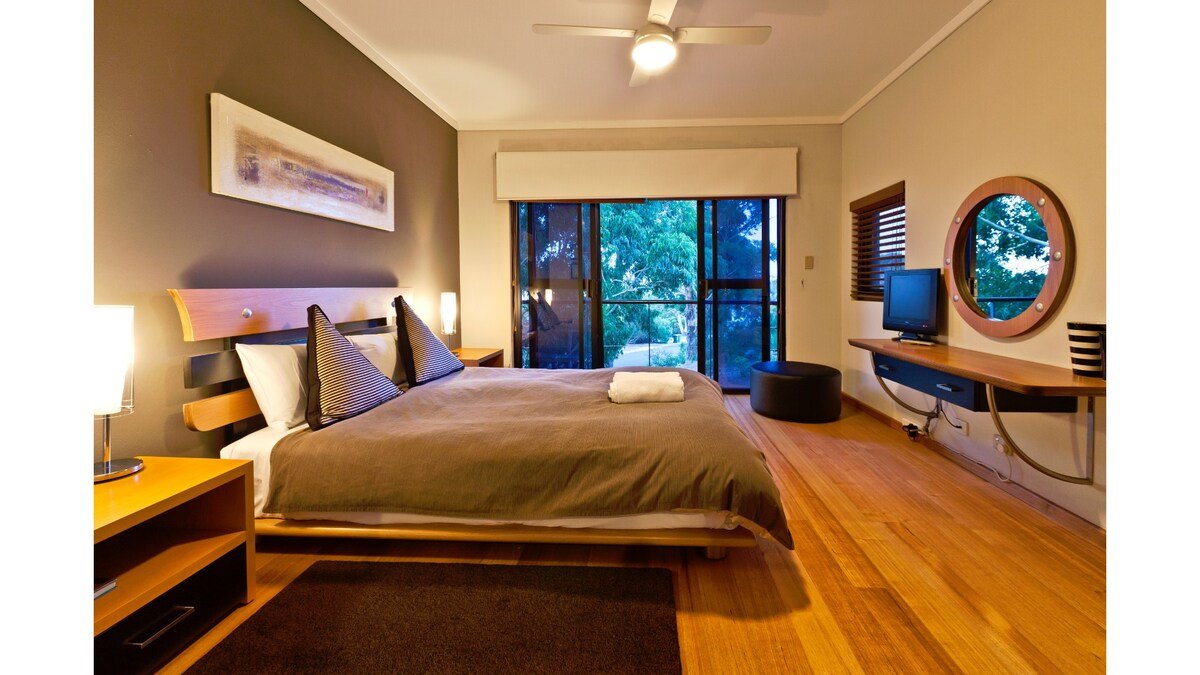 Whitehaven—Stylish Group Retreat with Ocean Views gallery image 5