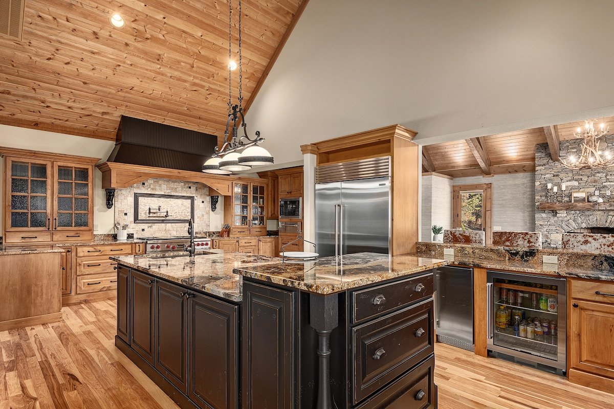 Luxury 8400 sq ft Lodge|Hot Tub|Panoramic Views gallery image 2