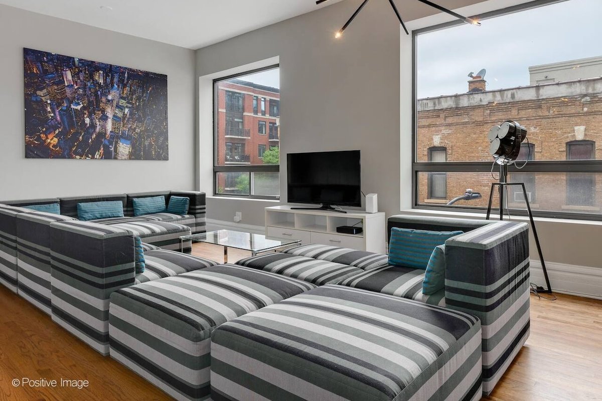 Large 4BR/3BA • Safe Old Town Location • Walk Ever gallery image 3