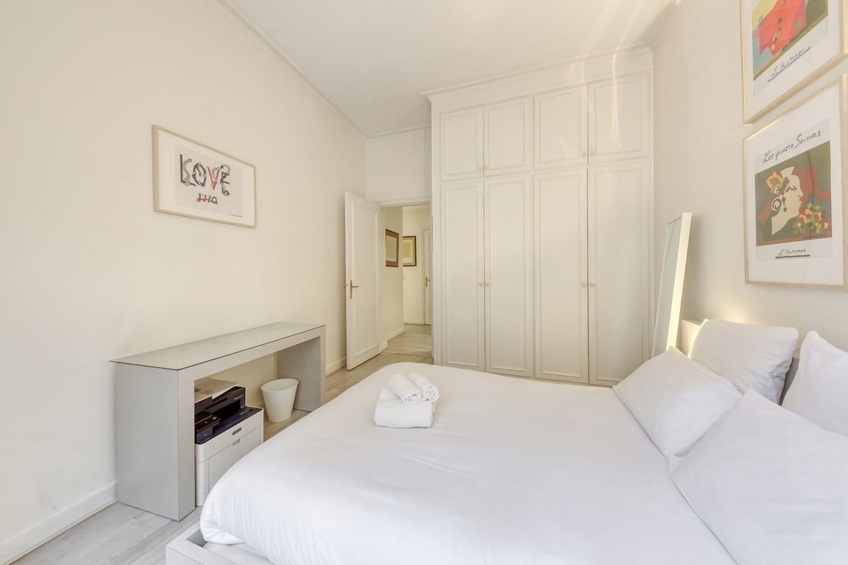 PARIS 8eme : Amazing 200 m2 flat gallery image 5