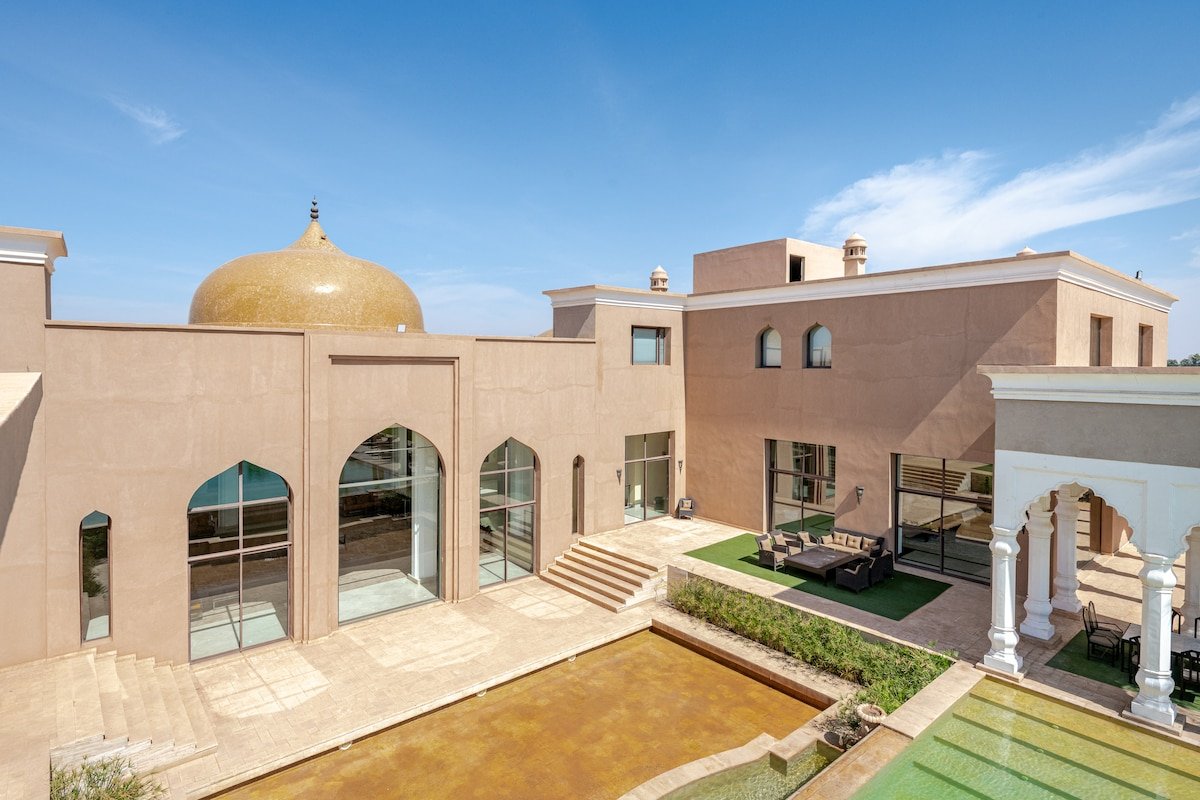 Luxury Villa/Pool/chef/ 20 min to Center