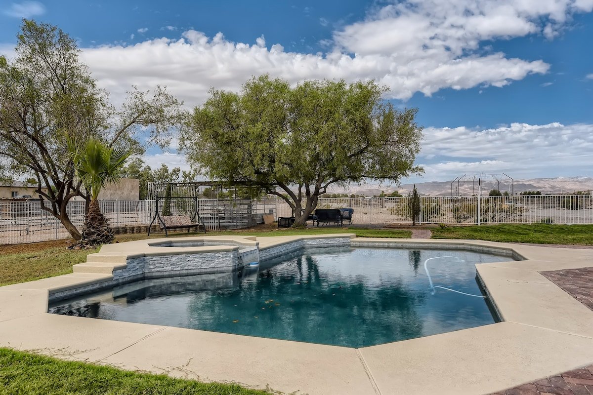 Luxury Villa 2.0 acre*Pool*View*Close Strip gallery image 2