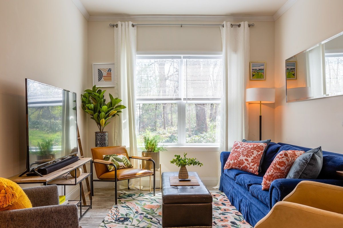 Spacious 4-Bedroom Arts & Crafts Home w/ Mtn Views gallery image 3