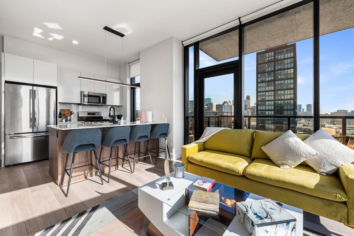 City Views + Walk to Dining, Ideal for All gallery image 2