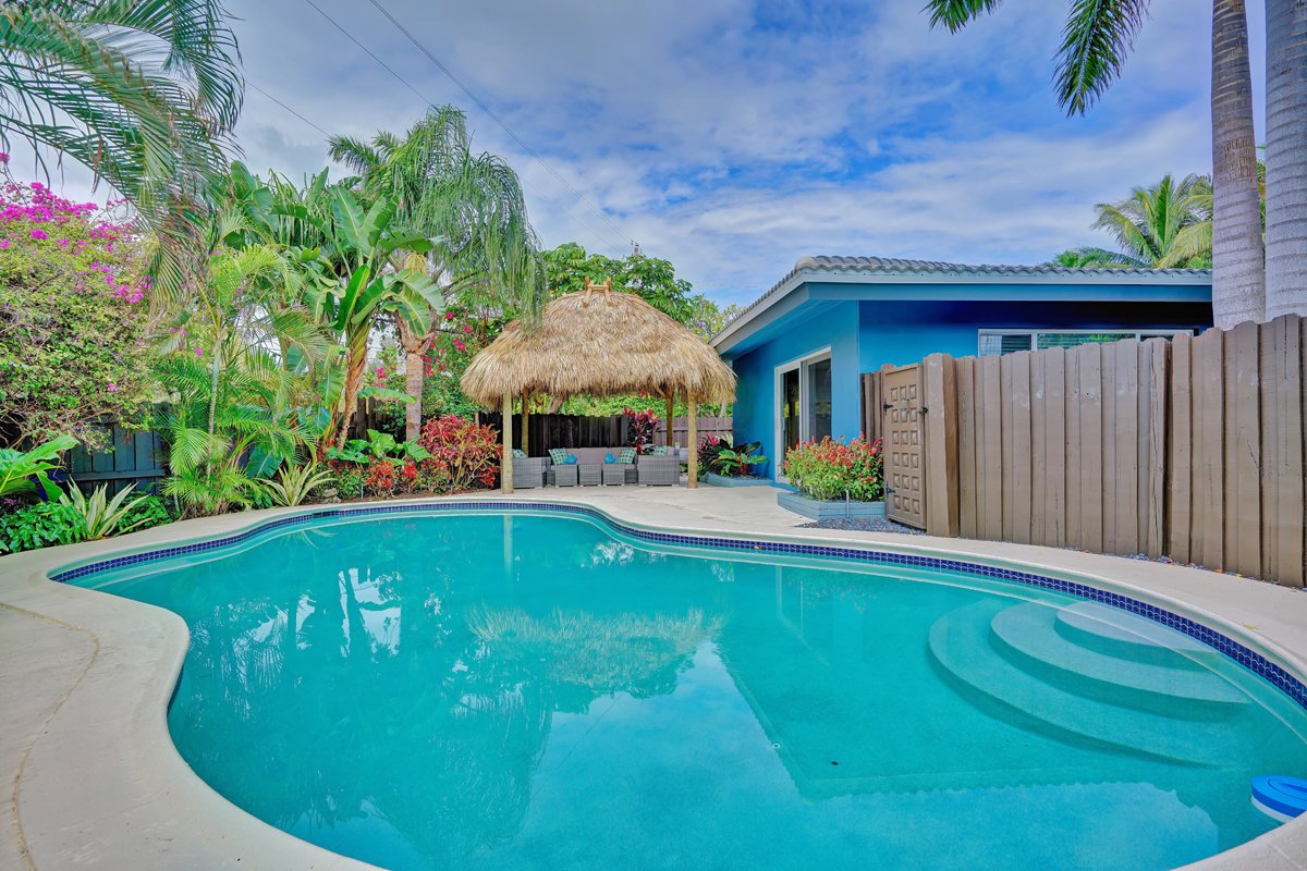 4BR Heated Pool Home w/ Tiki Hut!