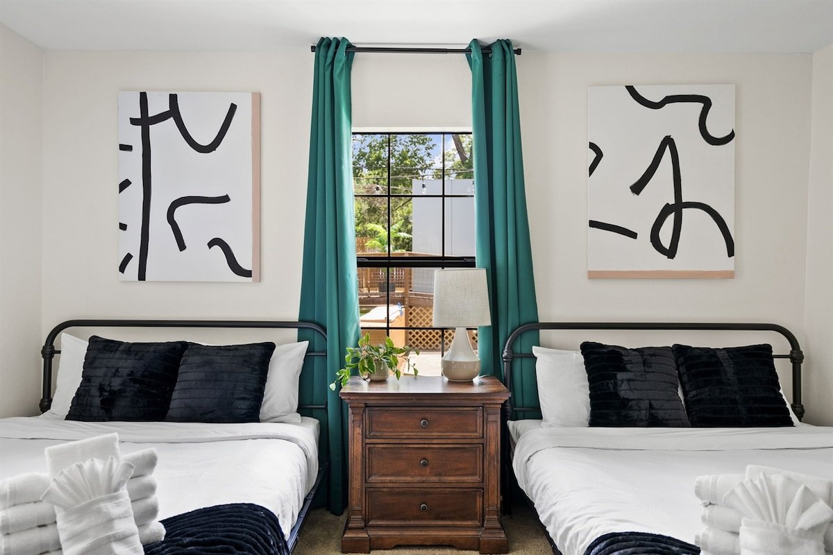 8 blocks from DT Austin Group Getaway with Pool gallery image 4