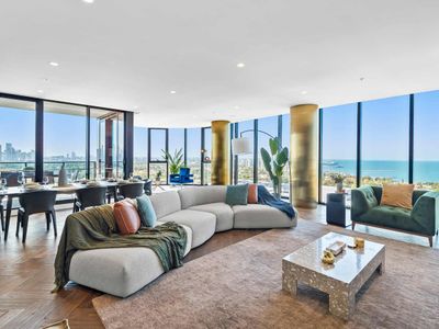 Ultralux 4BD Penthouse + Views in Beachside Resort