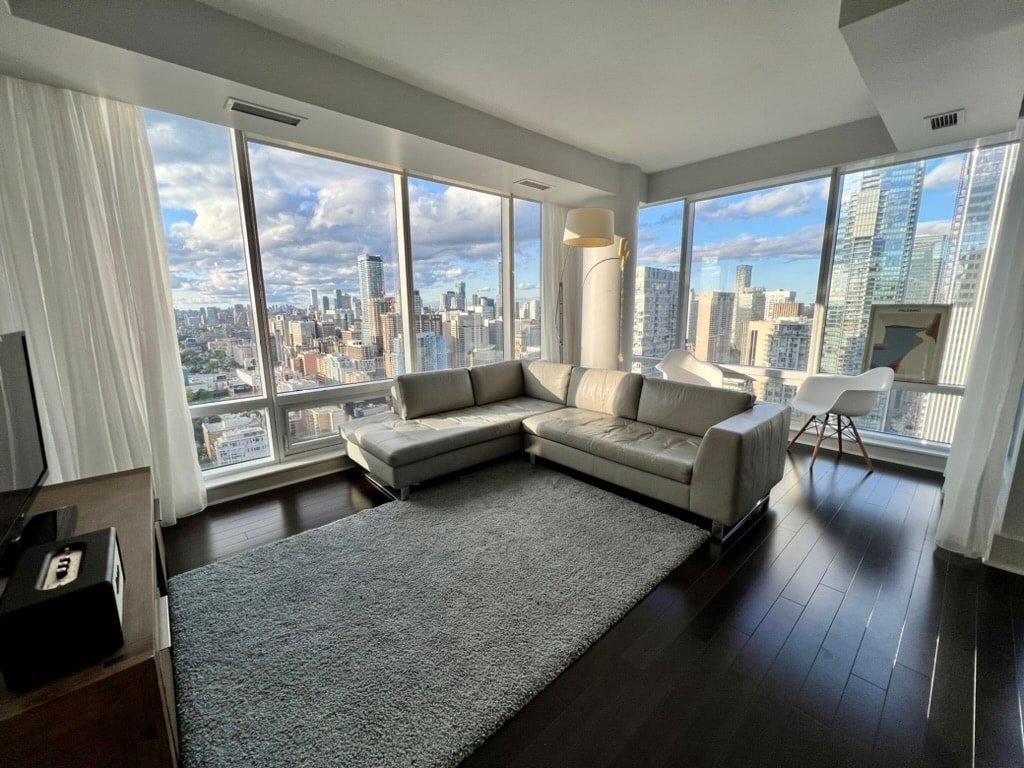 Spacious & luxury- heart of downtown gallery image 4