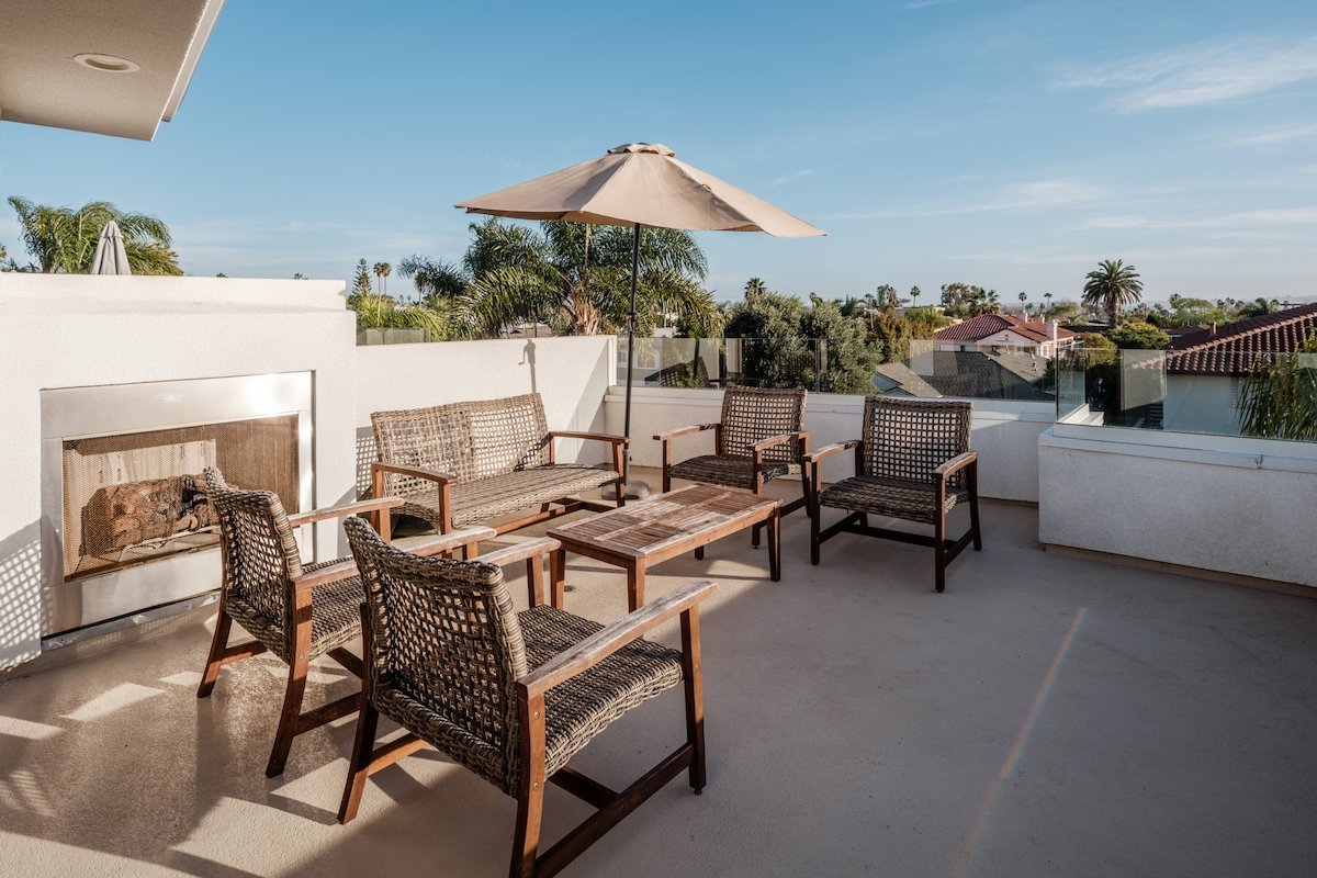 Large Beach Home w/ Rooftop, Walk to Everything! gallery image 3