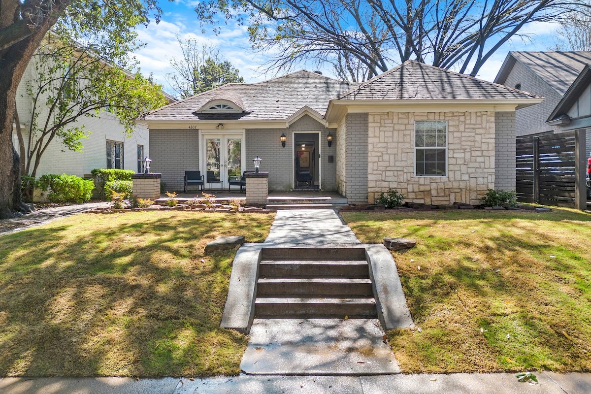 Brand New! Oak Lawn Glam House POOL Backyard Oasis gallery image 4