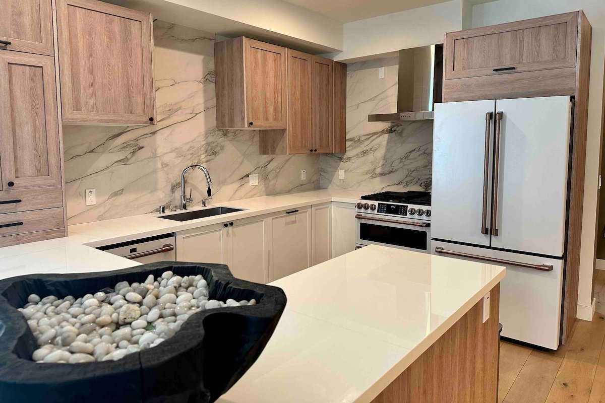 Gorgeous WeHo Townhouse gallery image 5