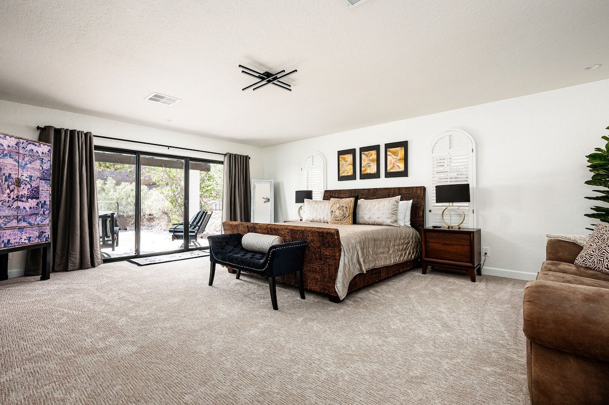 Mid-Century Mountain Dream Villa, Hot Tub, Pool gallery image 2