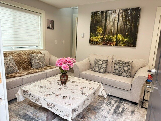 3 bedrms/ 3 washrs, Free Parking, Near Airport gallery image 4