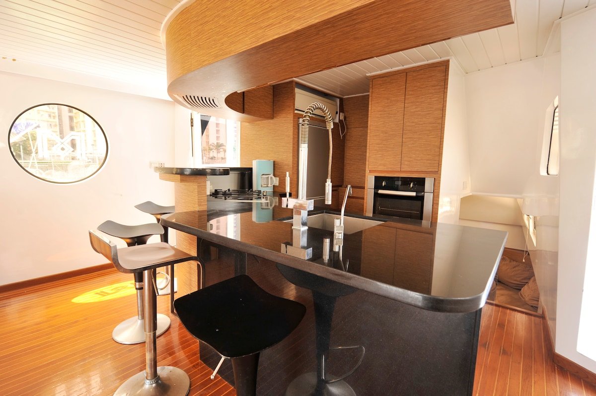 Spacious Party Houseboat – Whole Boat gallery image 4