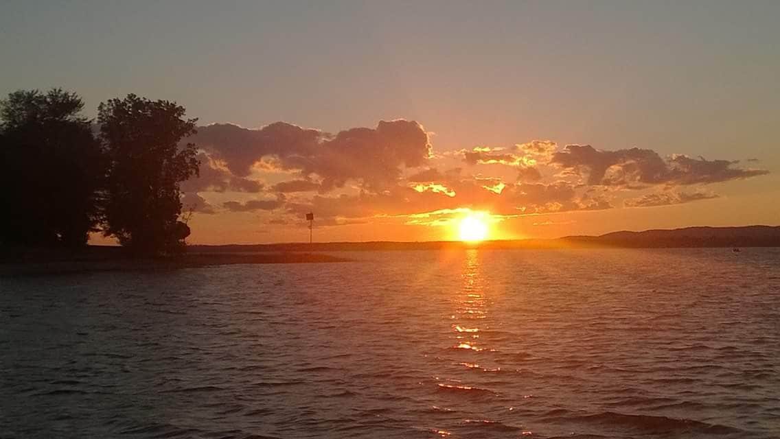 Luxurious Waterfront house on Ottawa River gallery image 3