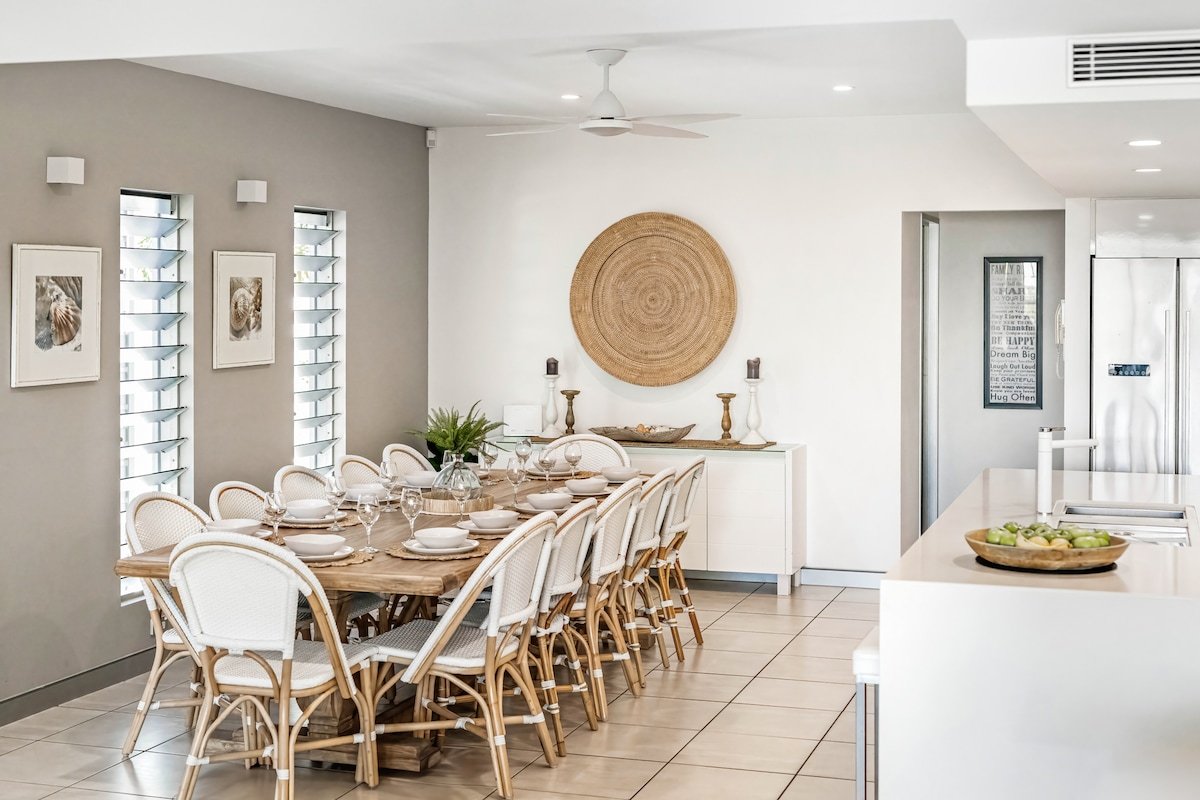 Alex Beach House (12 guests) 100 steps to the sand gallery image 5