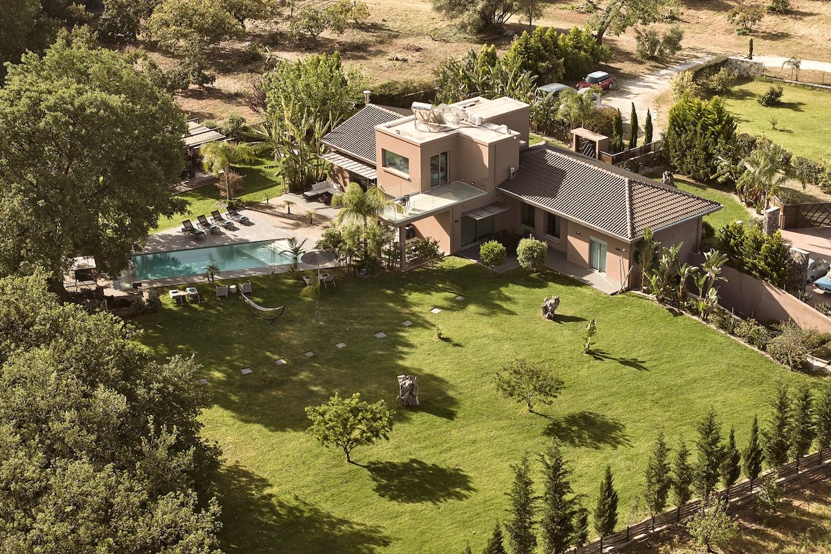 Jacuzzi*18sleep*Heated pool *2 CarsRental Included gallery image 2