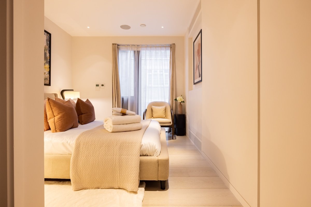 Luxury 4-Storey Mews Home gallery image 4