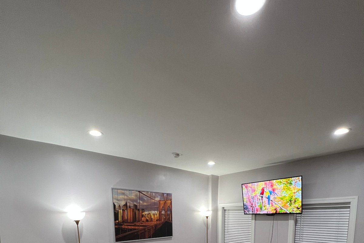 New York inspired brick house 4 mins from Train !! gallery image 3