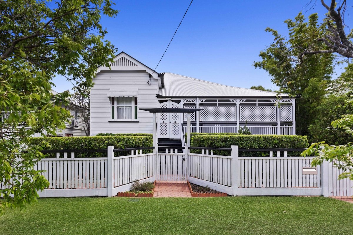 Family Friendly 15mins to City, Pool gallery image 4