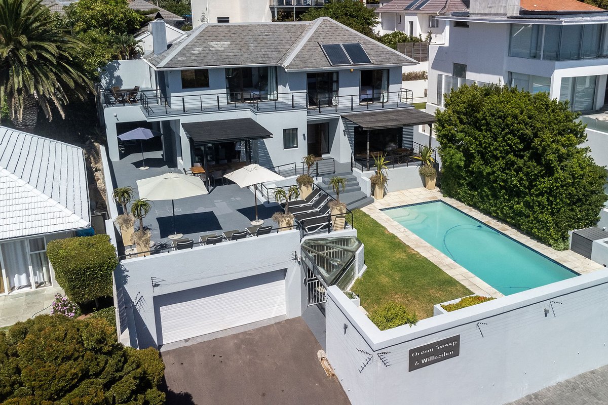 Contemporary Holiday Home on Camps Bay Beach