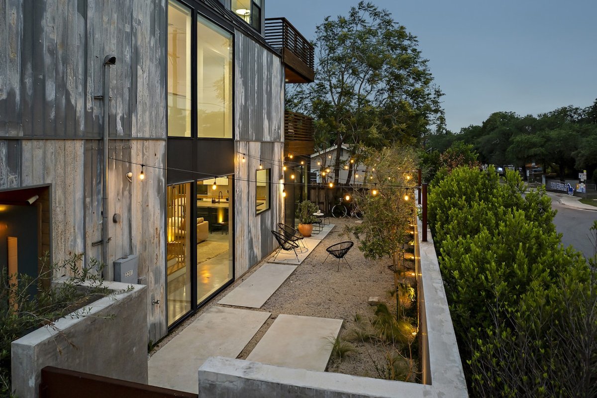 Rooftop Deck, DT City Views, Modern Eastside Oasis gallery image 2