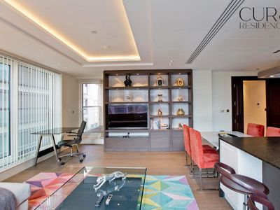 Luxurious West Kensington Flat with City Views