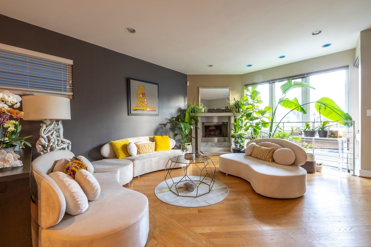 Homer Street Hotel: Bucktown Upscale Designer Home gallery image 2